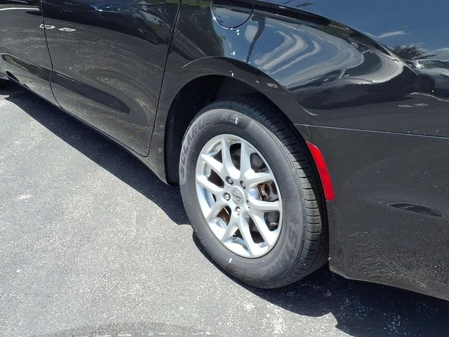 Used 2023 Black Chrysler Touring L image 23