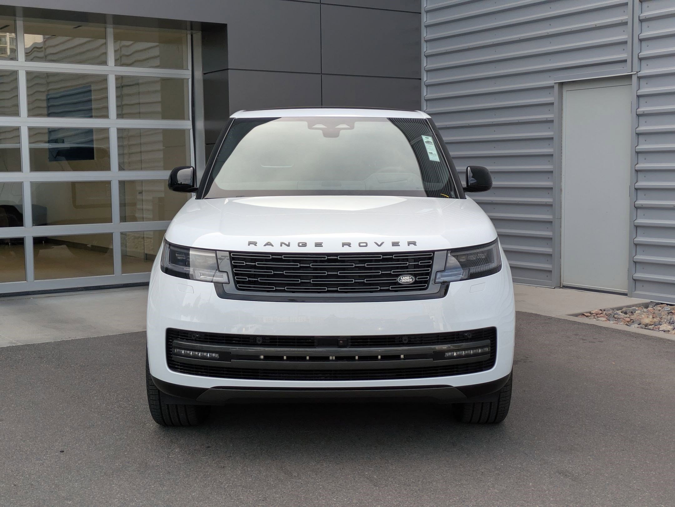 New 2025 Fuji White Land Rover SE image 9