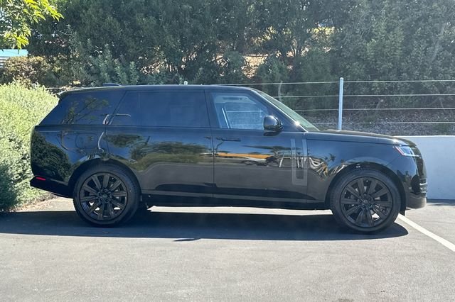 New 2026 Obsidian Black in Gloss Finish Land Rover SE image 6