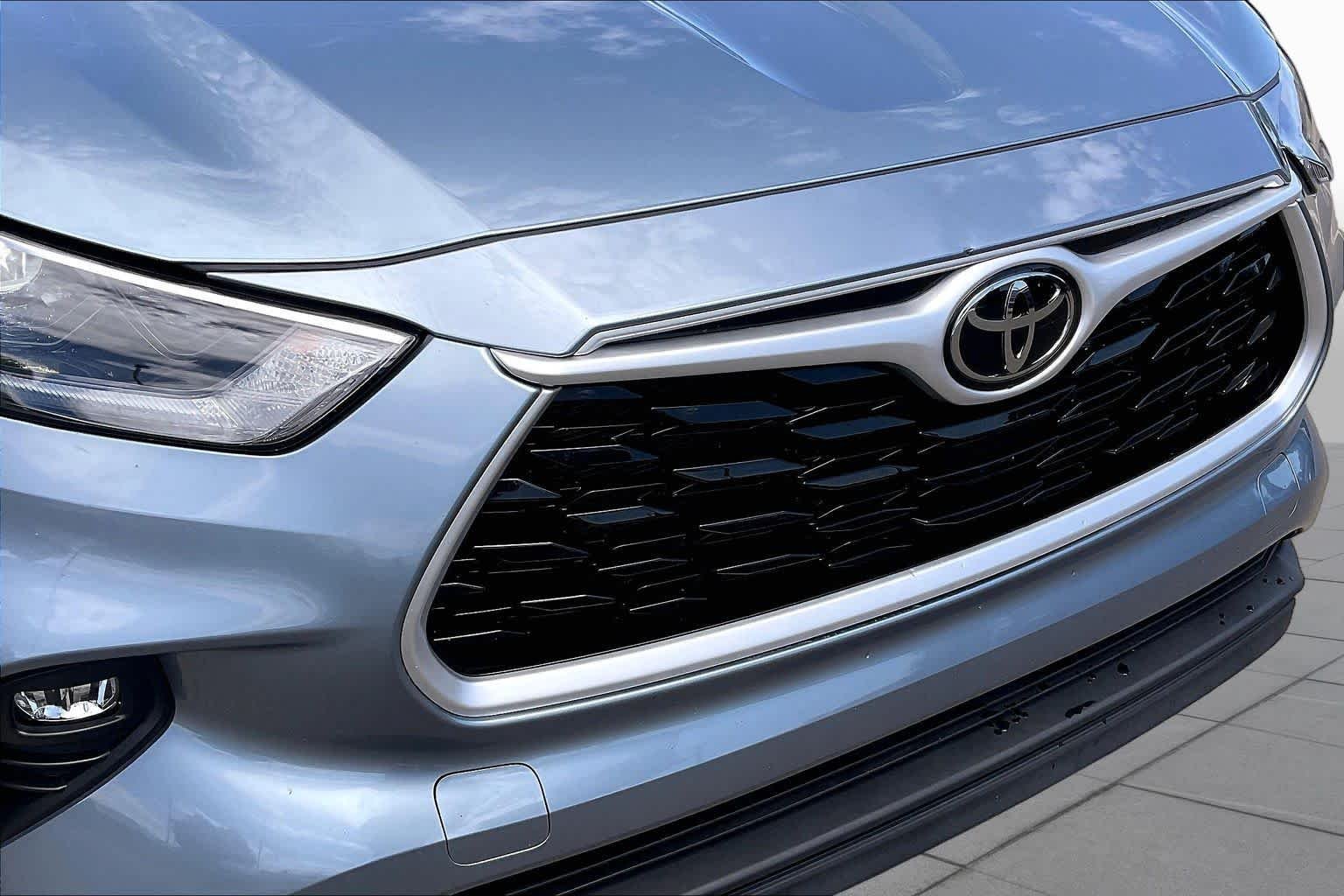 Used 2021 Moon Dust Toyota XLE image 30