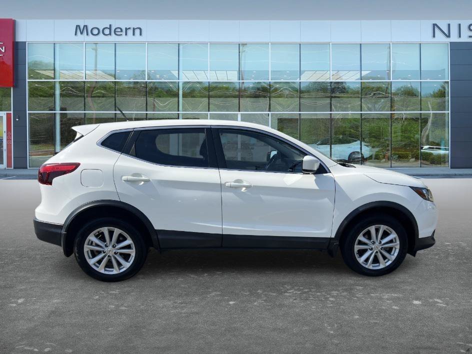 Used 2017 Glacier White Nissan S image 4