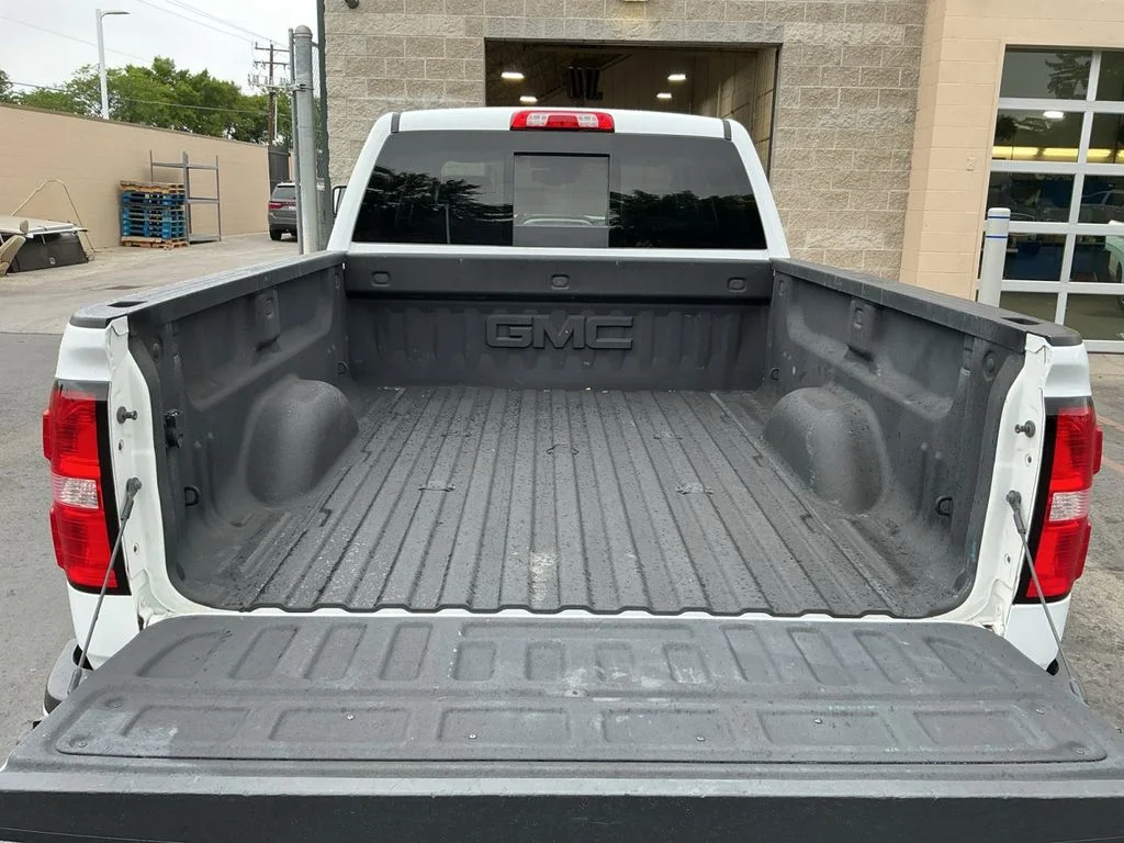 Used 2018 White GMC SLT image 23