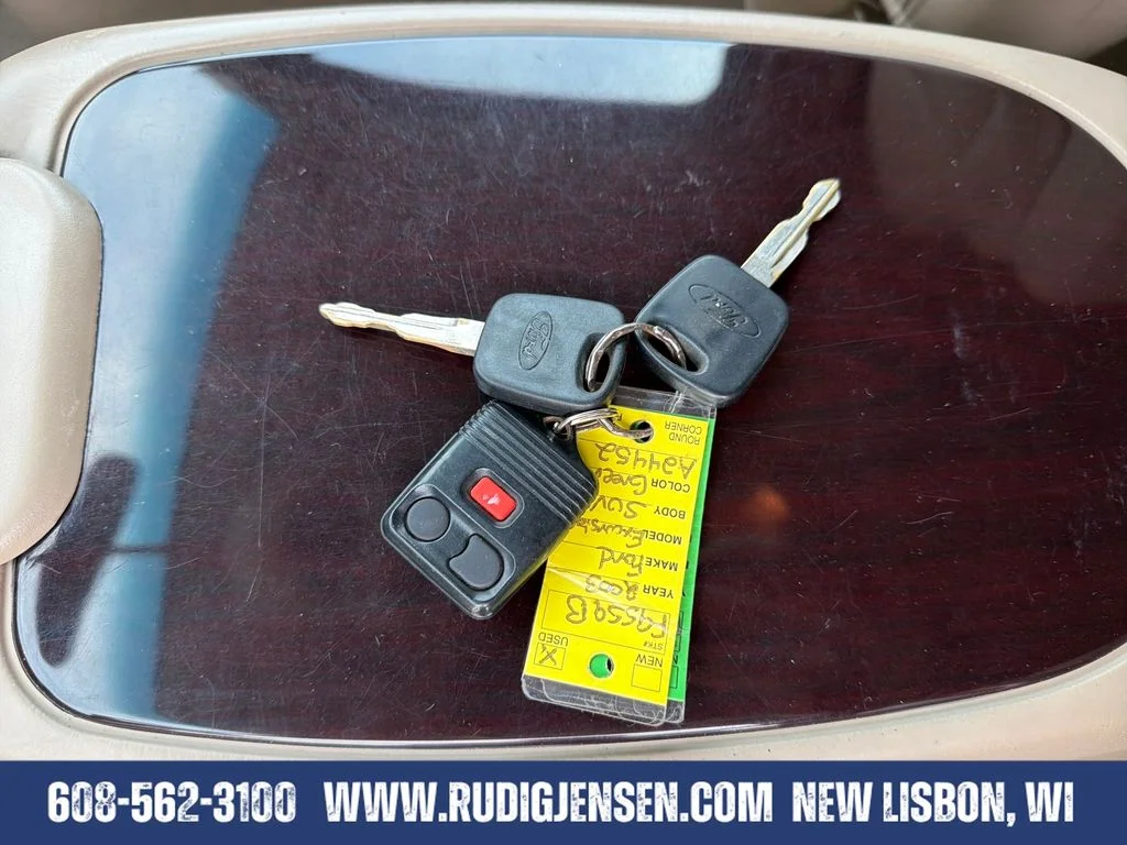 Used 2003 Green Ford Limited image 26
