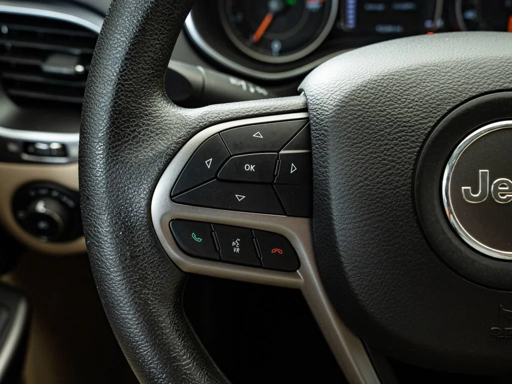 Used 2019 Bright White Clear Coat Jeep Latitude image 27