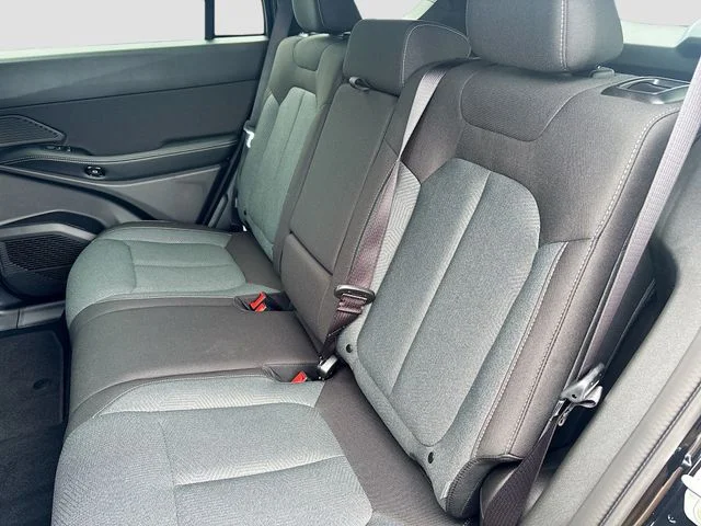 New 2026 Diamond Black Crystal Pearlcoat Jeep Laredo image 17