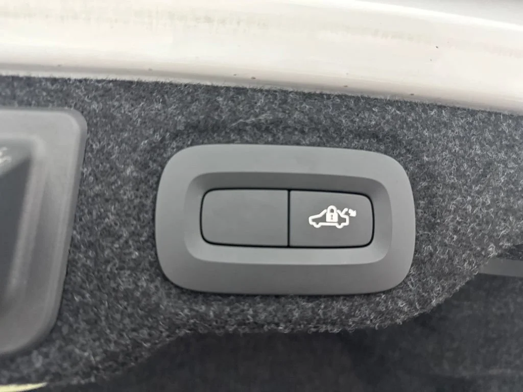 Used 2019 White Volvo T5 Momentum image 28
