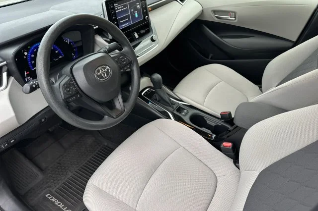 Used 2020 White Toyota LE image 11