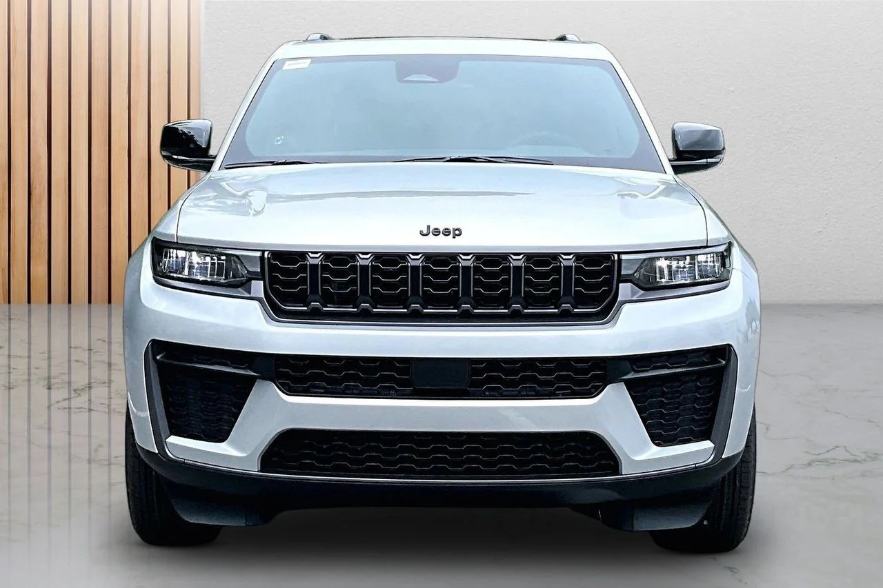 New 2026 Silver Zynith Exterior Paint Jeep Altitude image 3