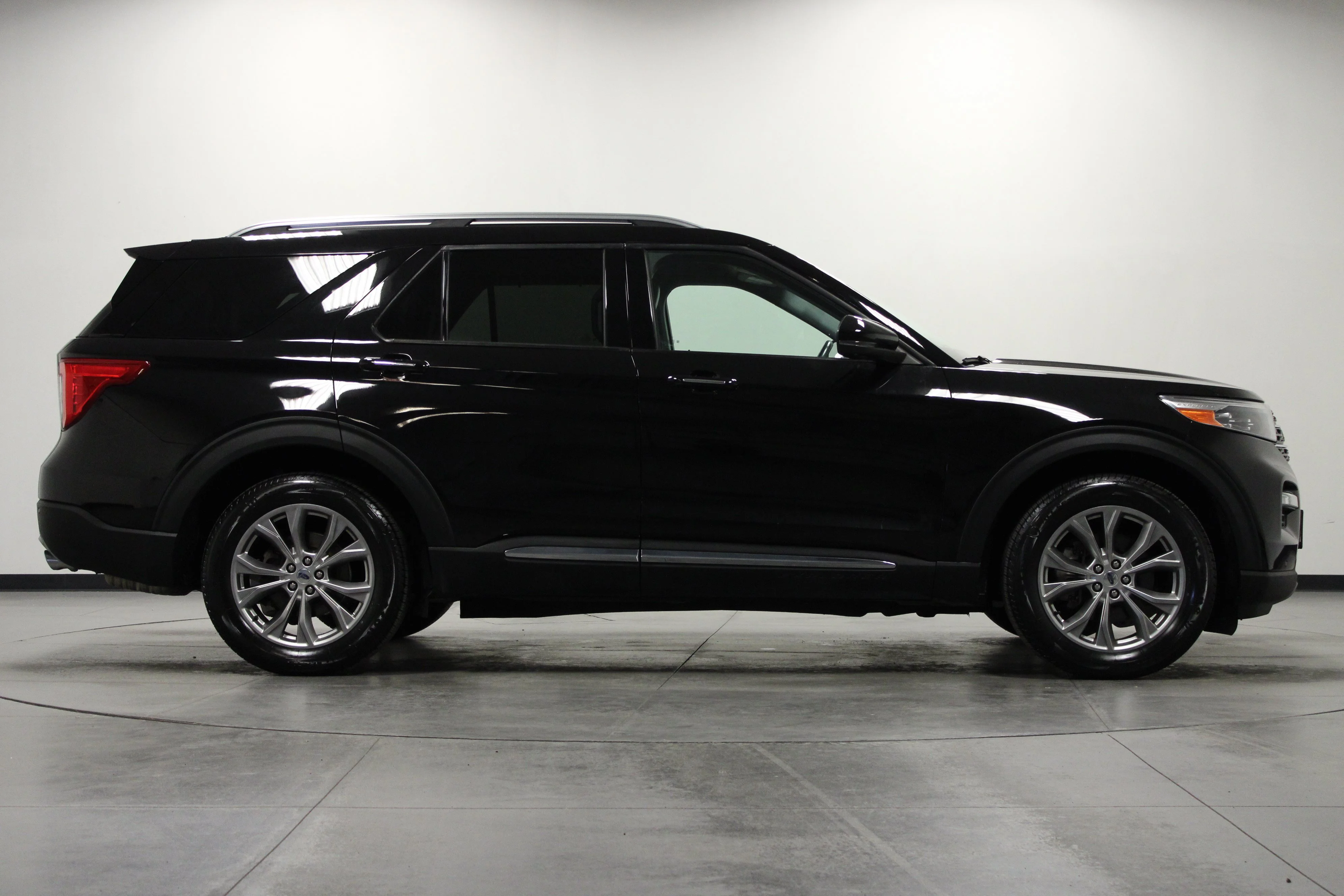 Used 2022 Black Metallic Ford Limited image 3