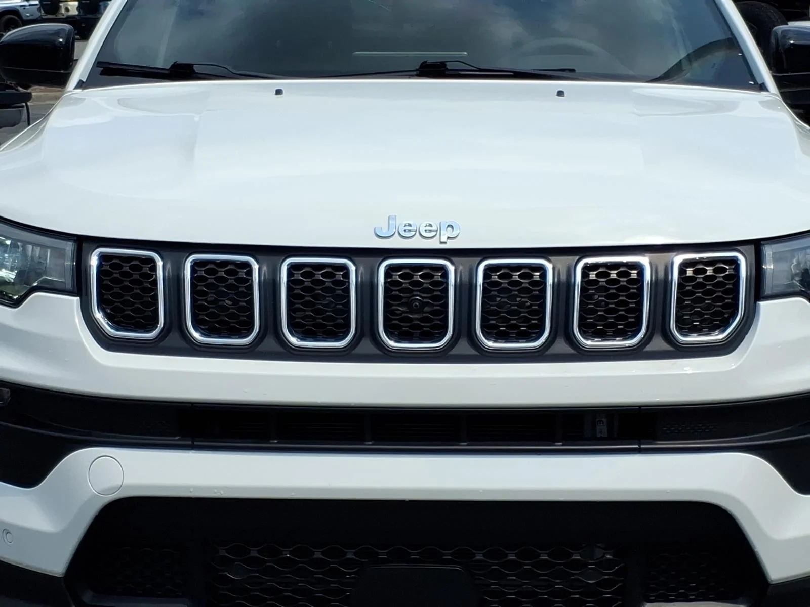 Used 2023 Bright White Clearcoat Jeep Latitude Lux image 15