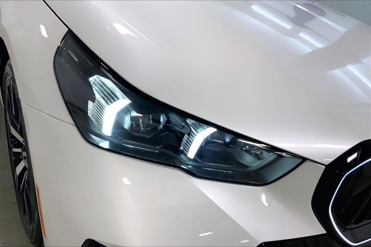 New 2026 Mineral White Metallic BMW 550e xDrive image 13