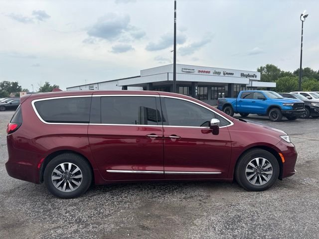 Used 2022 Red Chrysler Limited image 7