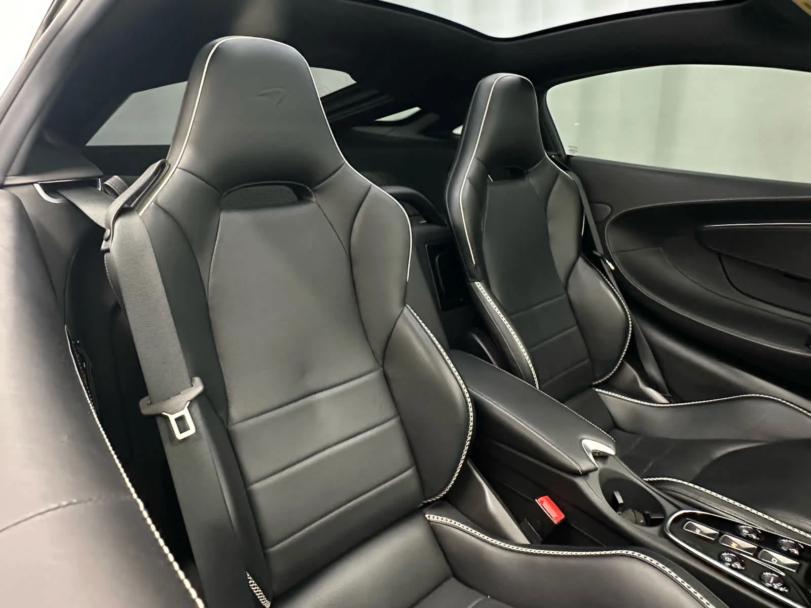 Used 2021 White McLaren  image 15