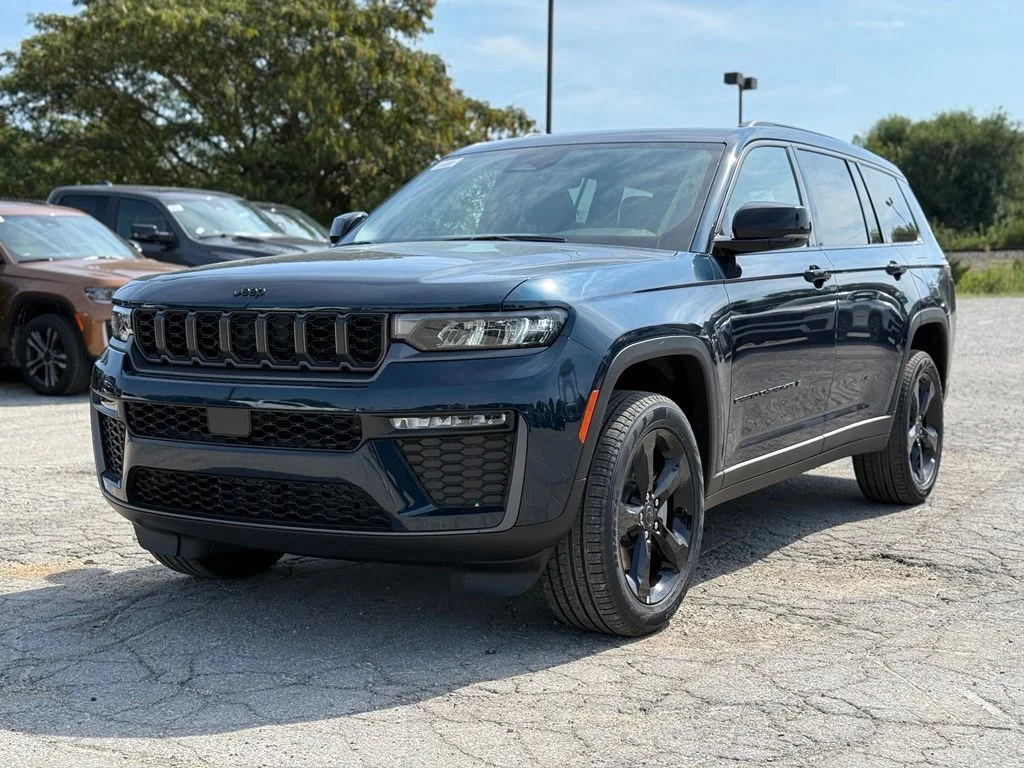 New 2027 Fathom Blue Pearl-Coat Paint Jeep Limited image 2