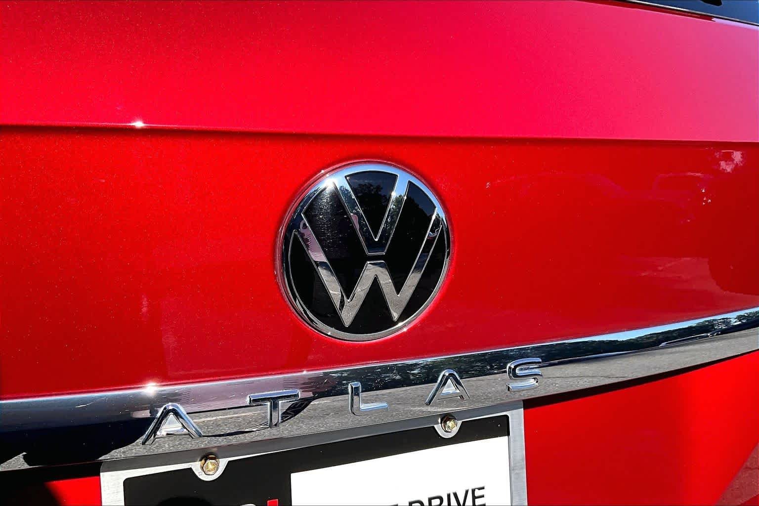 Used 2022 Aurora Red Metallic Volkswagen 3.6L V6 SEL image 31
