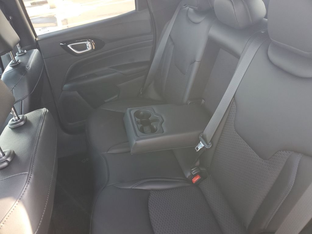 New 2026 Silver Zynith Metallic Clearcoat Jeep Latitude image 9