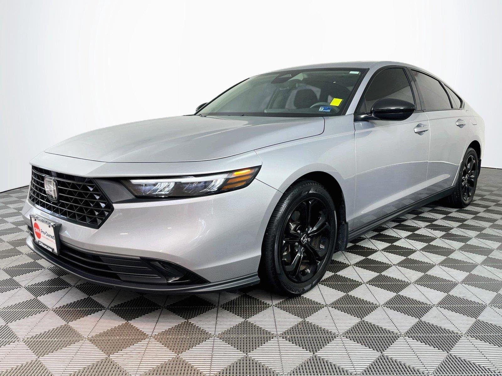 Used 2025 Solar Silver Metallic Honda SE image 3