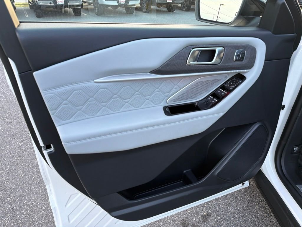 New 2026 Star White Metallic Tri-Coat Ford Platinum™ image 31