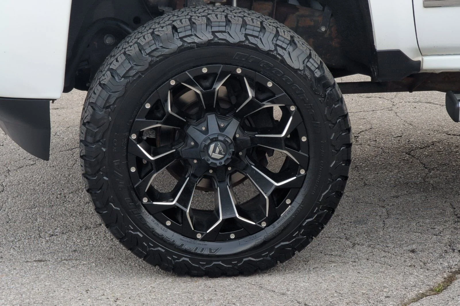 Used 2019 SUMMIT WHITE Chevrolet High Country image 26