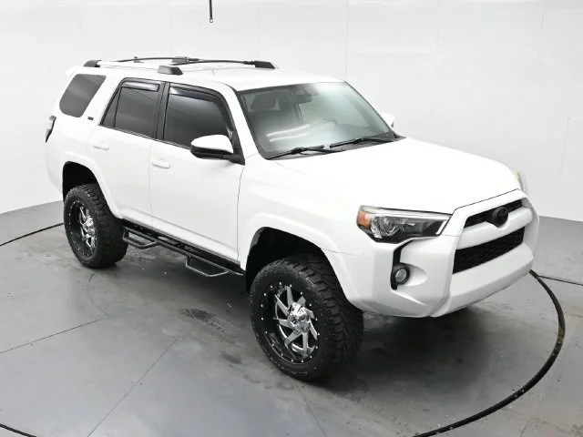 Used 2019 Super White Toyota SR5 image 31