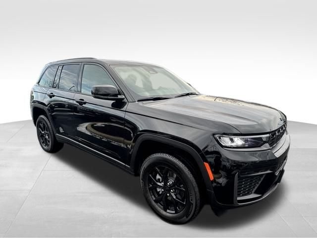 New 2026 Diamond Black Crystal Pearl-Coat Exterior Paint Jeep Altitude image 9