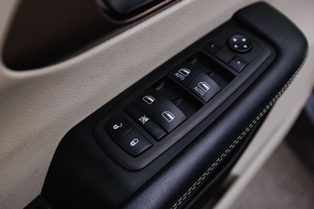 2023 Chrysler Voyager LX - Photo 25
