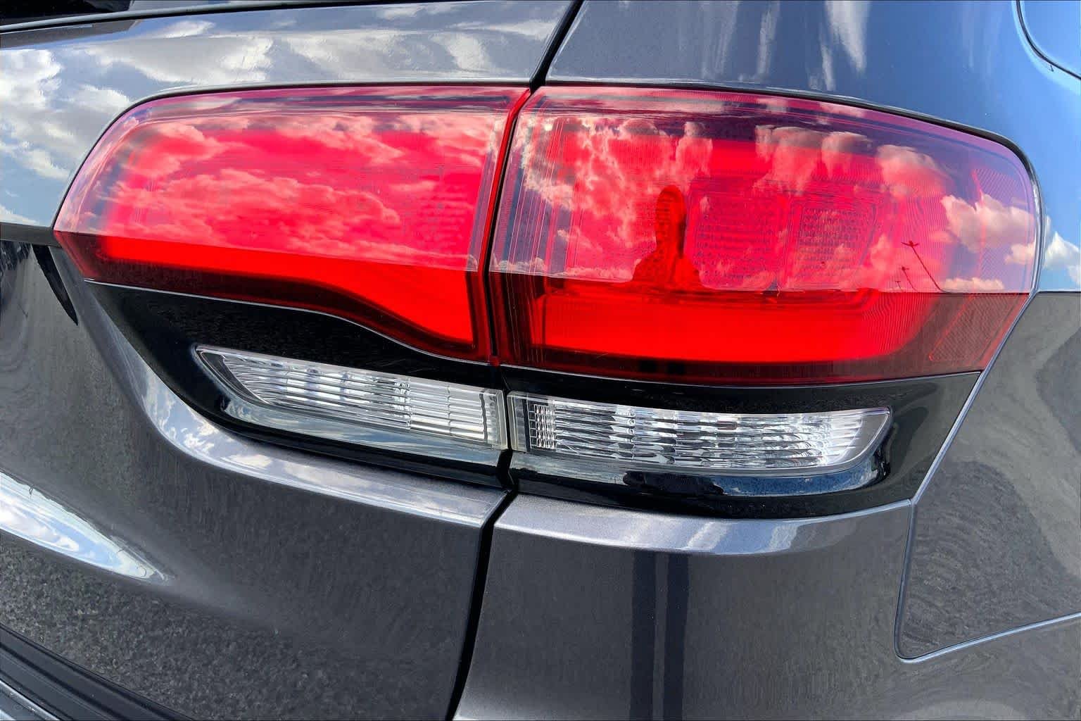 Used 2018 Granite Crystal Metallic Clearcoat Jeep Altitude image 10