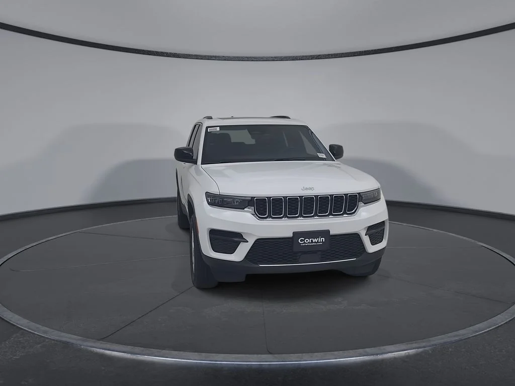 New 2026 Bright White Clear-Coat Exterior Paint Jeep Laredo X image 4