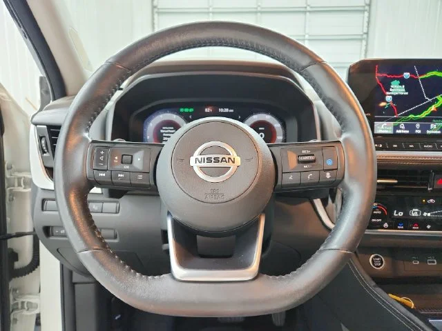 Used 2021 White Nissan Platinum image 23