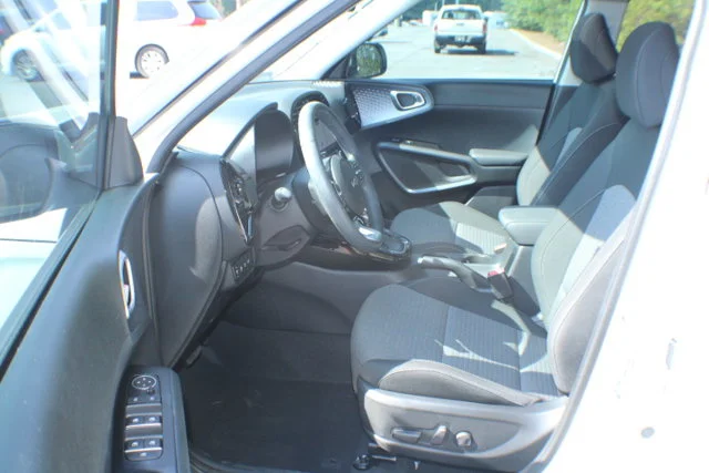 Used 2025 Snow White Pearl Kia EX image 13