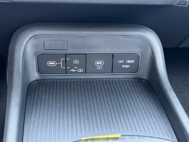 Used 2027 Black Hyundai SE image 19
