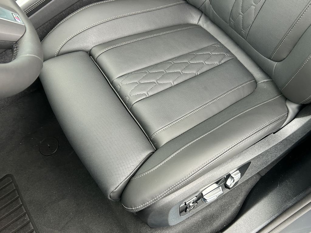 New 2026 Dravit Grey Metallic BMW xDrive40i image 15