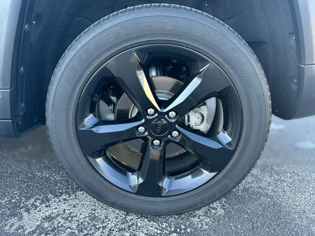 Used 2022 White Jeep Altitude image 10