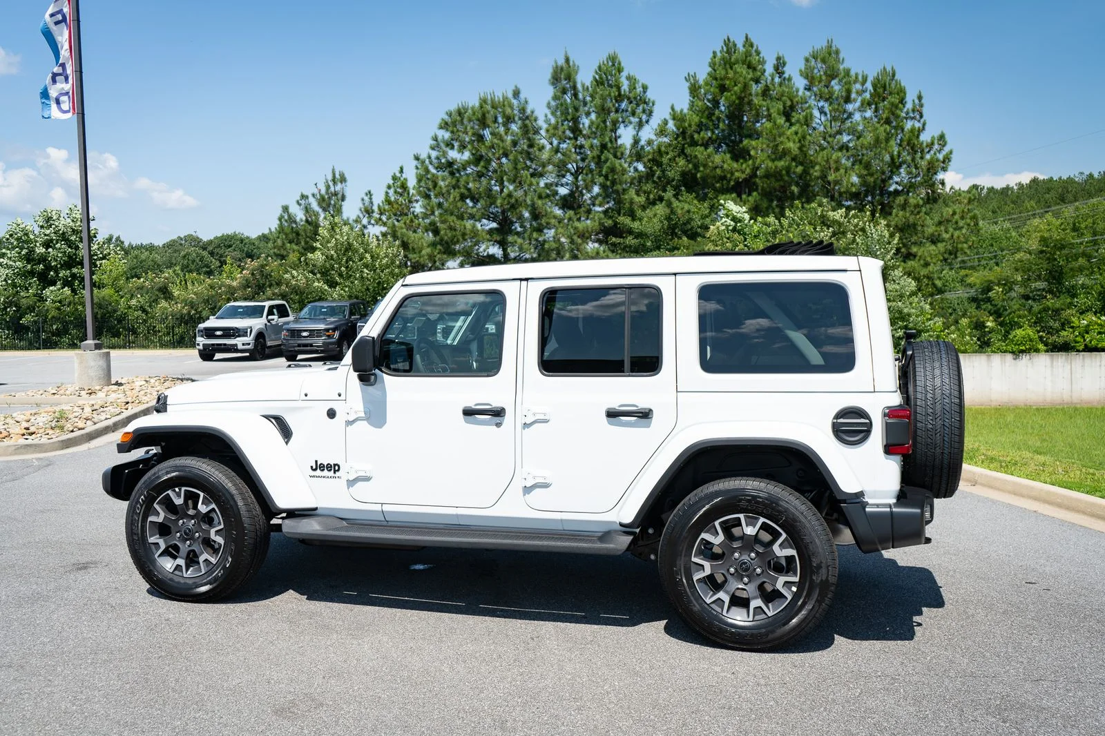 New 2026 White Jeep Sahara image 7