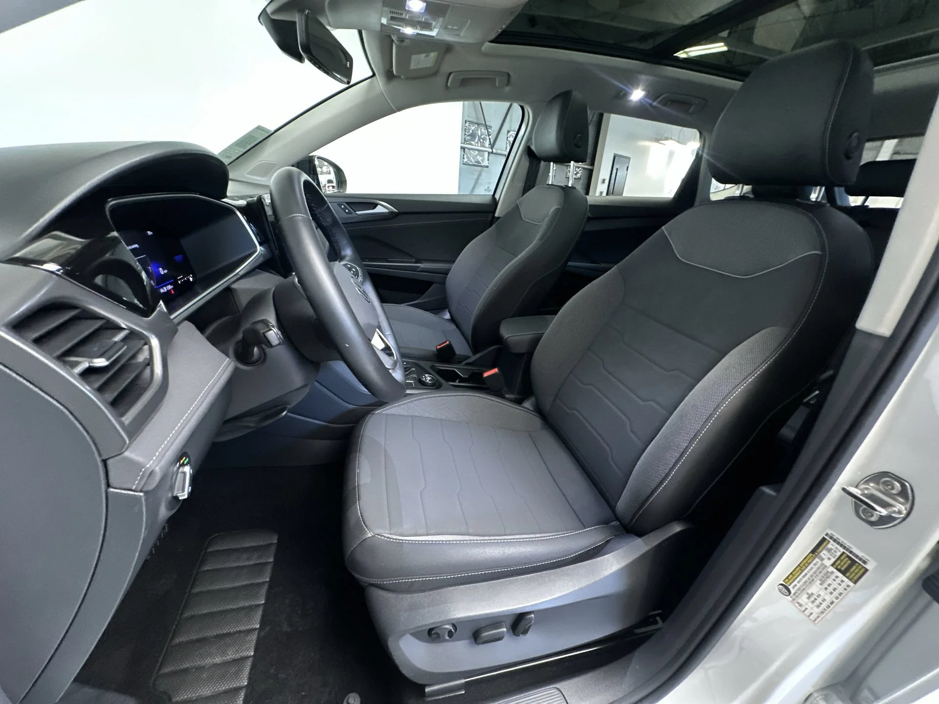 2025 Volkswagen Taos SE Black - Photo 12