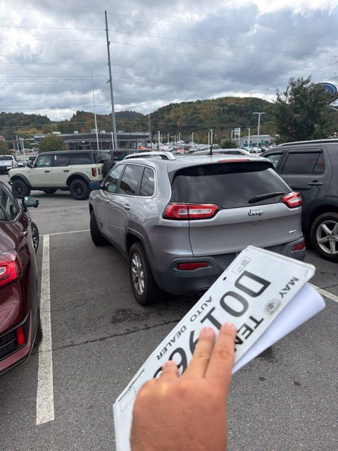 Used 2018 Silver Jeep Latitude image 5