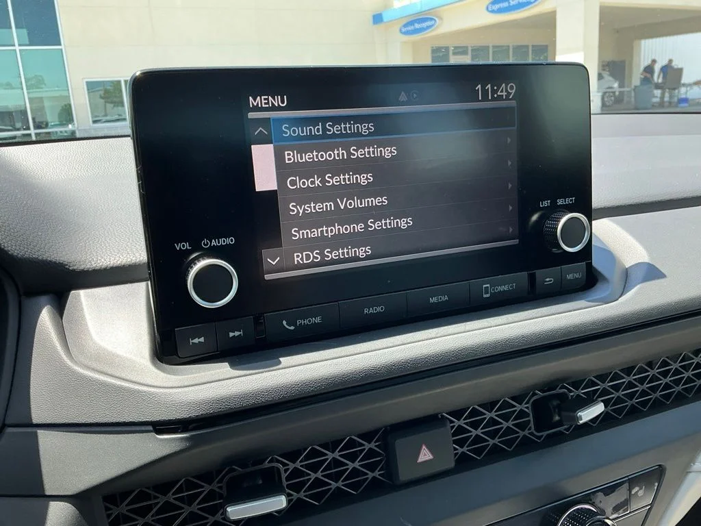 Used 2025 White Honda SE image 23