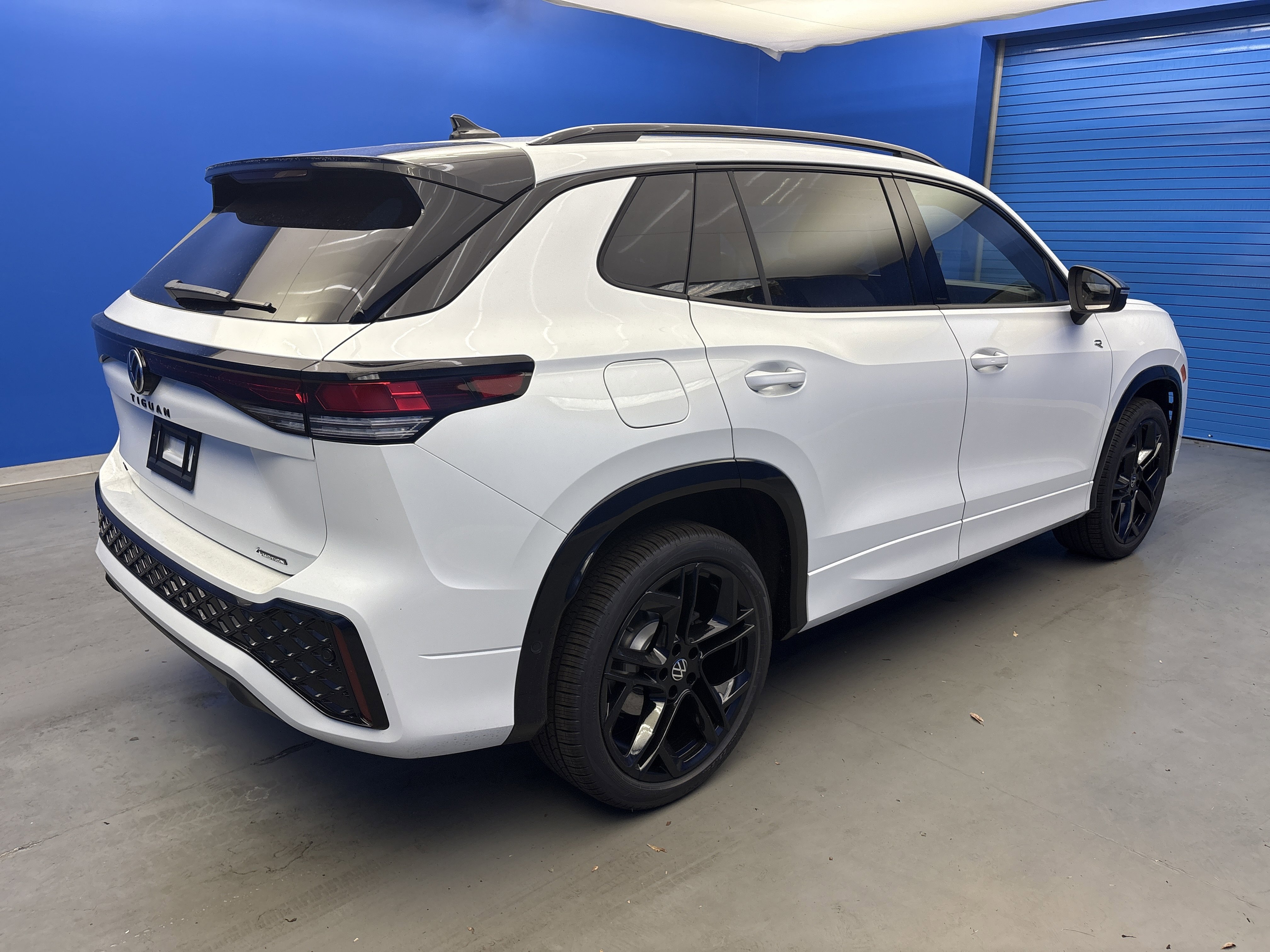 2025 Volkswagen Tiguan SE R-Line Black photo 4