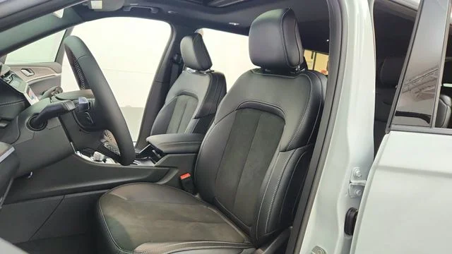 New 2026 Bright White Clear-Coat Exterior Paint Jeep Altitude image 19