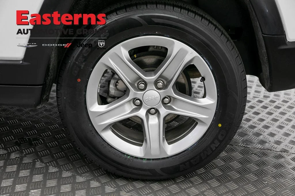 Certified Used 2024 White Jeep Latitude image 32