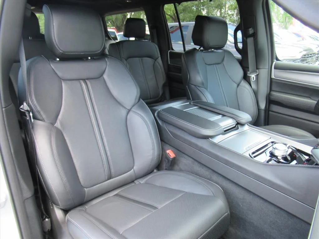 New 2026 Silver-Zynith Exterior Paint Jeep Limited Reserve image 9