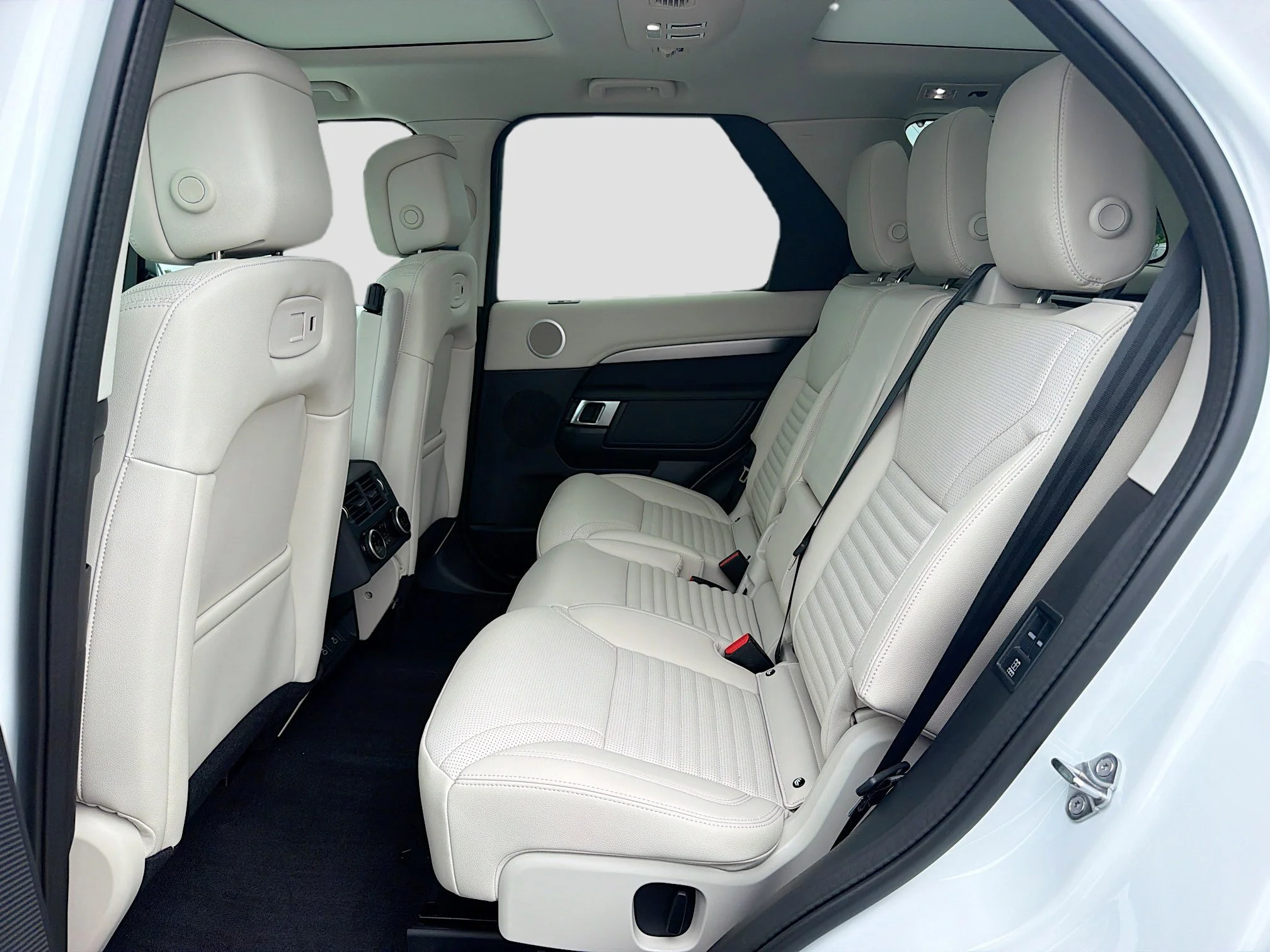 Certified Used 2025 Fuji White Land Rover Dynamic SE image 22