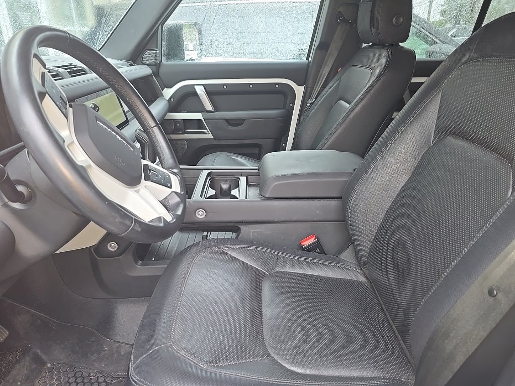 Used 2024 White Land Rover X-Dynamic SE image 5