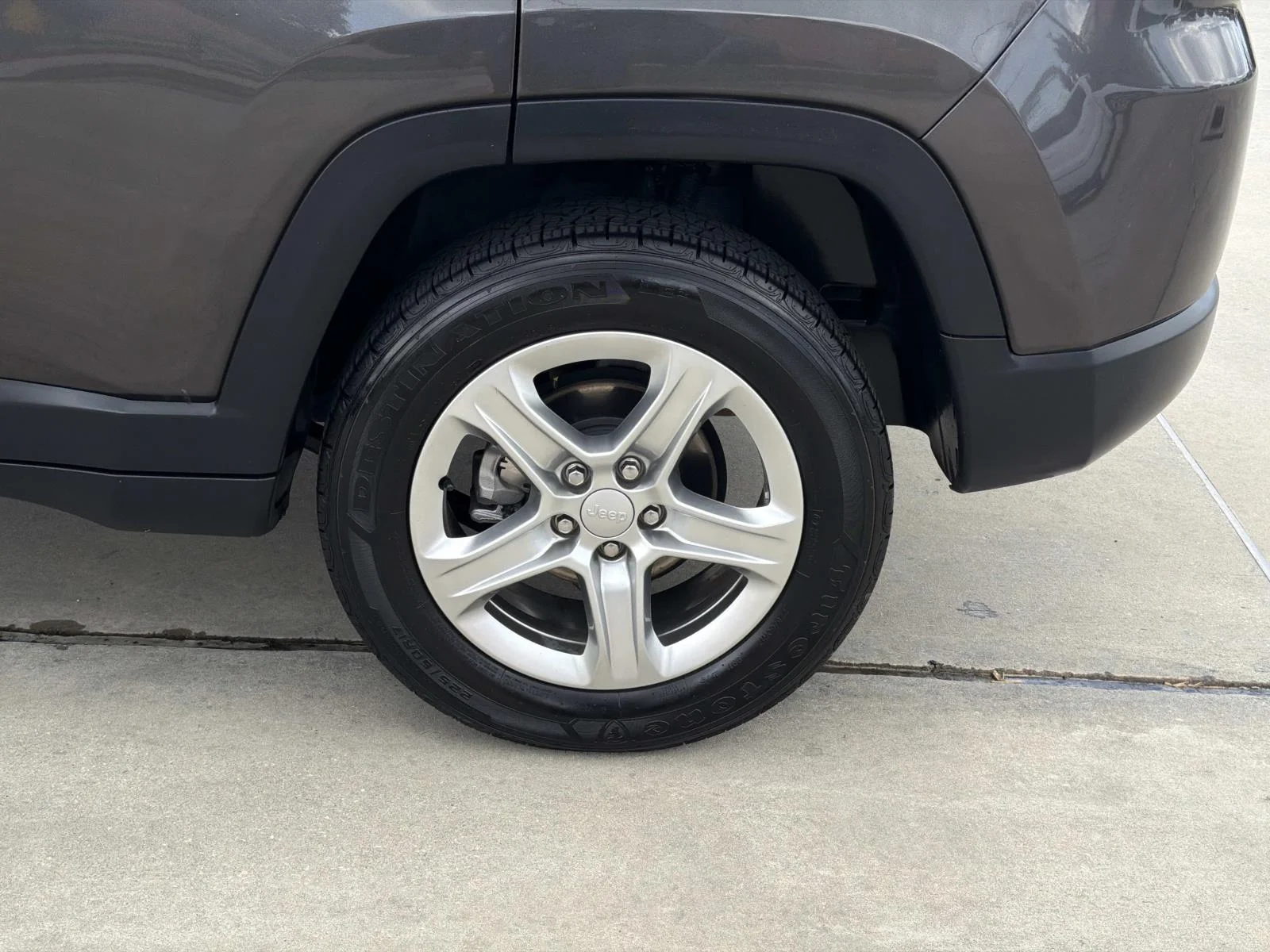 Used 2024 Gray Jeep Latitude 4x4 image 4