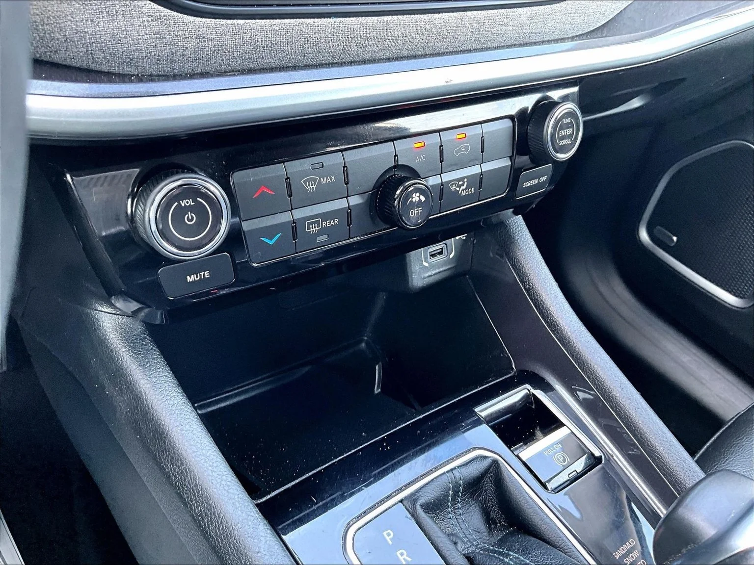Used 2022 Gray Jeep Latitude image 29