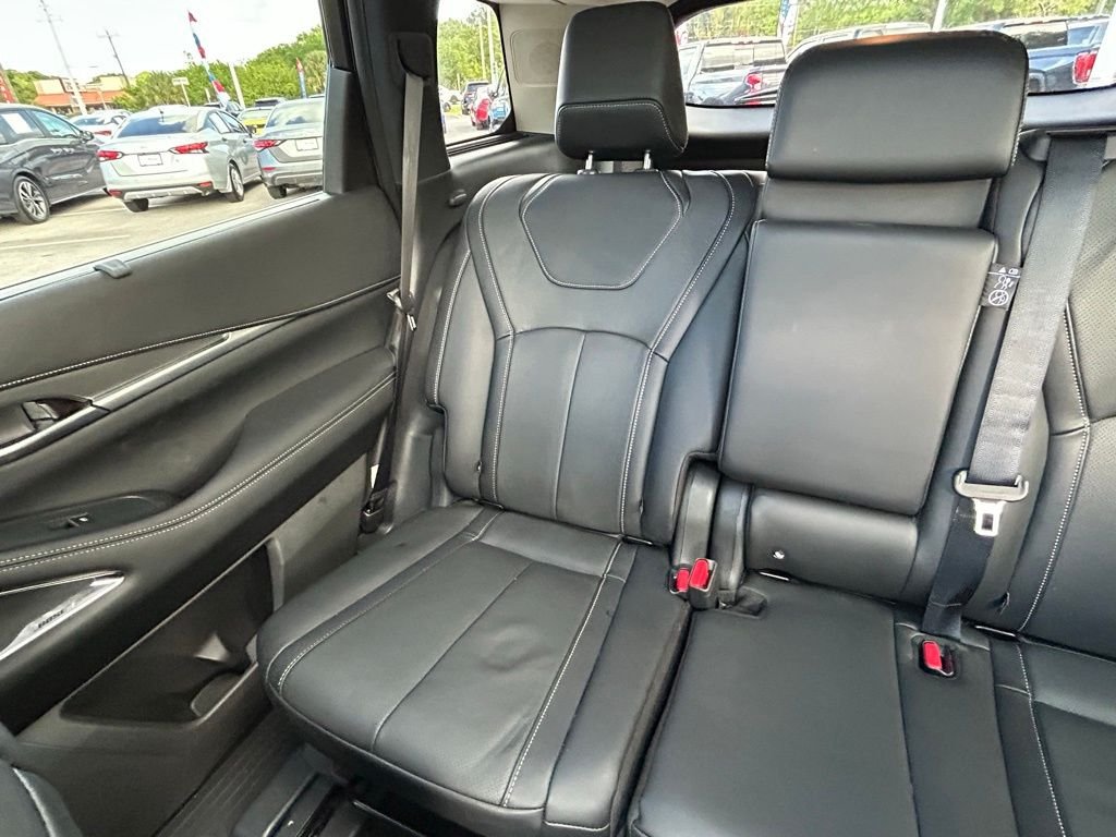 Used 2025 White INFINITI LUXE image 13