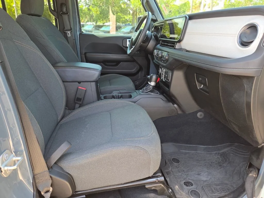 Used 2024 Anvil Clear Coat Jeep Sahara image 15