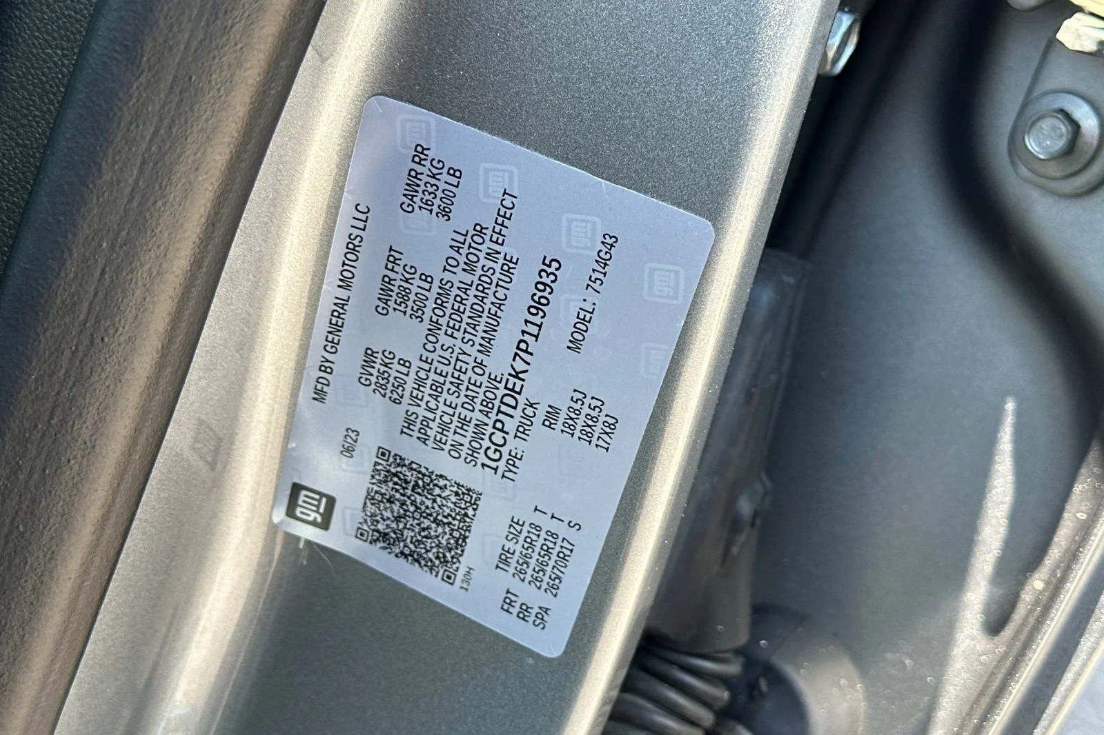 Used 2023 Gray Chevrolet Z71 image 27
