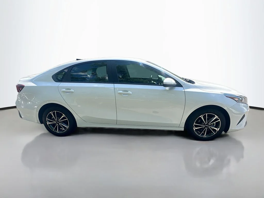 Used 2023 Snow White Pearl Kia LXS image 8