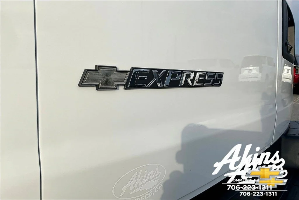 New 2025 Summit White Chevrolet WT image 14